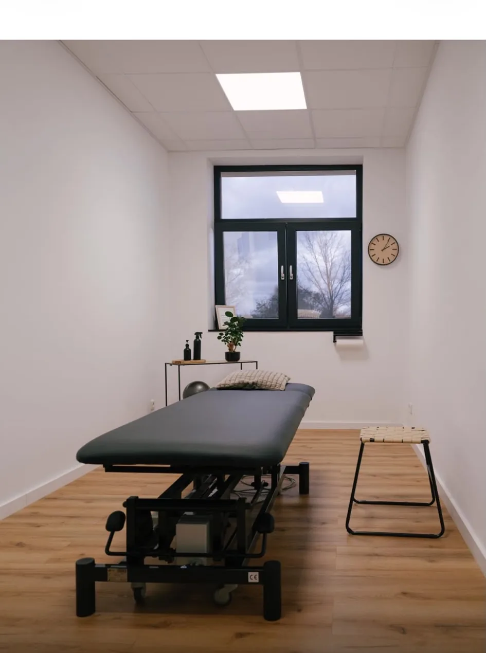 Behandlungsraum mit höhenverstellbarer Therapieliege und Tageslicht