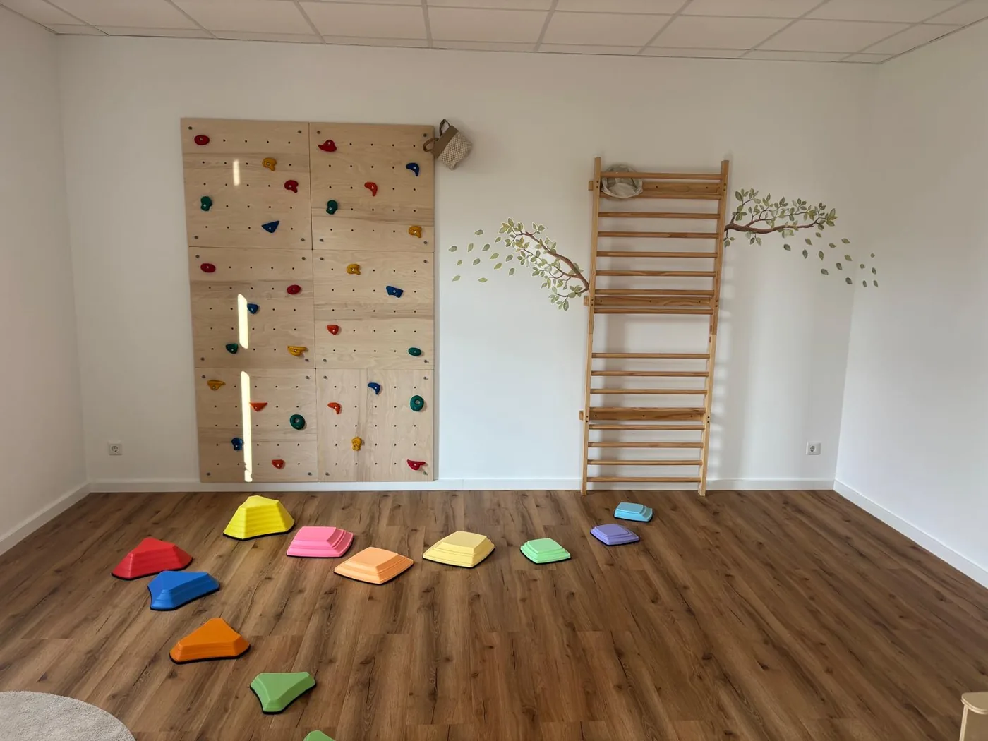 Bewegungsraum mit Kletterwand und Sprossenwand für Ergotherapie