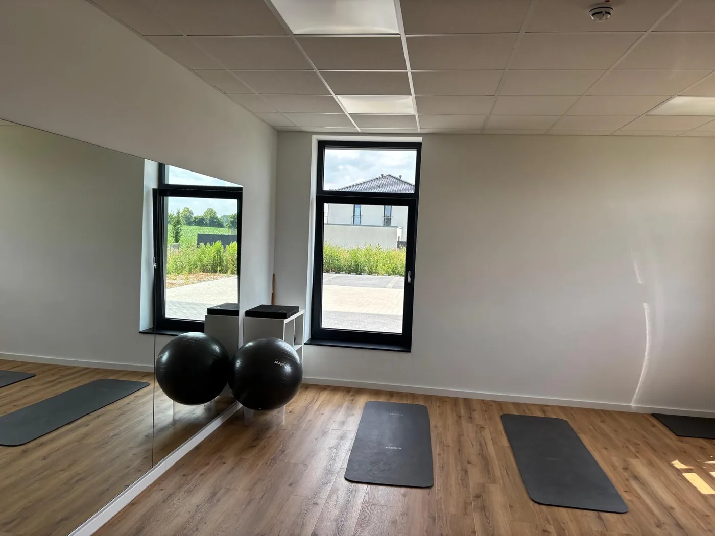 Übungsraum mit Gymnastikbällen und Matten im Therapiezentrum